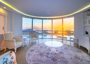 Geräumige zweistöckige Villa mit Panoramablick auf das Mittelmeer