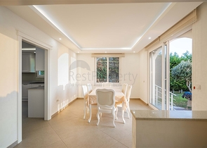 Geräumige zweistöckige Villa mit Panoramablick auf das Mittelmeer