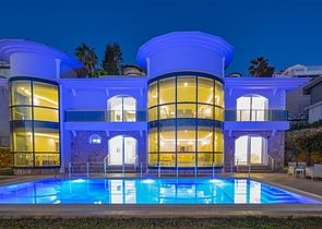 Geräumige zweistöckige Villa mit Panoramablick auf das Mittelmeer