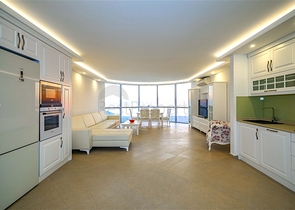 Geräumige zweistöckige Villa mit Panoramablick auf das Mittelmeer