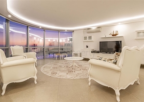 Geräumige zweistöckige Villa mit Panoramablick auf das Mittelmeer