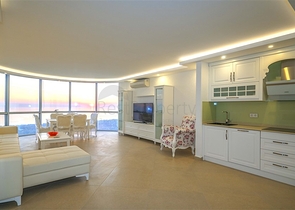 Geräumige zweistöckige Villa mit Panoramablick auf das Mittelmeer