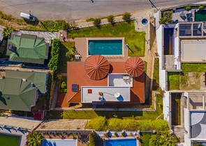 Geräumige zweistöckige Villa mit Panoramablick auf das Mittelmeer