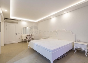 Geräumige zweistöckige Villa mit Panoramablick auf das Mittelmeer