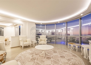 Geräumige zweistöckige Villa mit Panoramablick auf das Mittelmeer