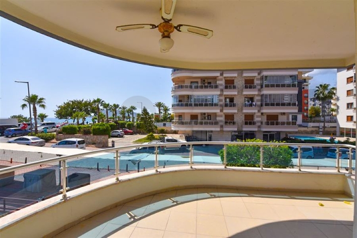 Geräumige 4+1-Wohnung an der ersten Küste in der Nähe von Oba