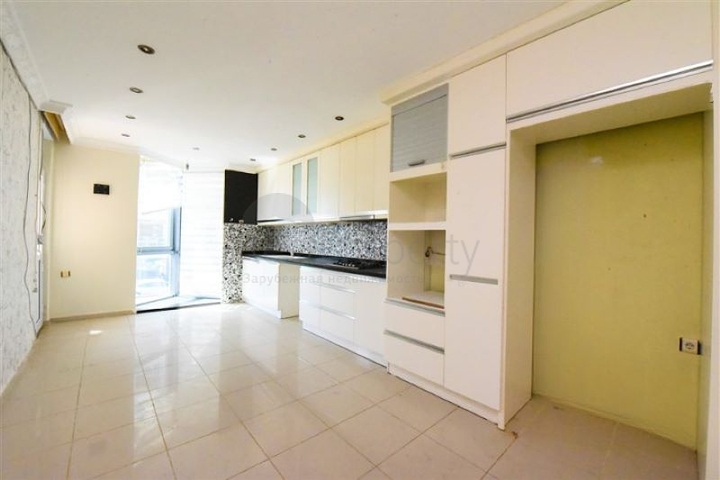 Geräumige 4+1-Wohnung an der ersten Küste in der Nähe von Oba