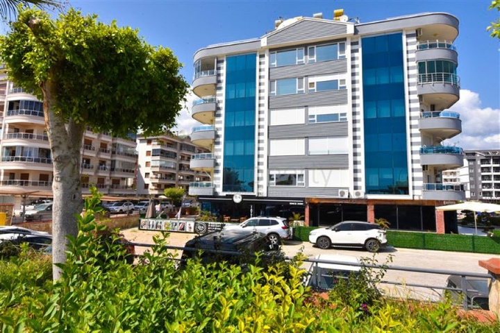 Geräumige 4+1-Wohnung an der ersten Küste in der Nähe von Oba