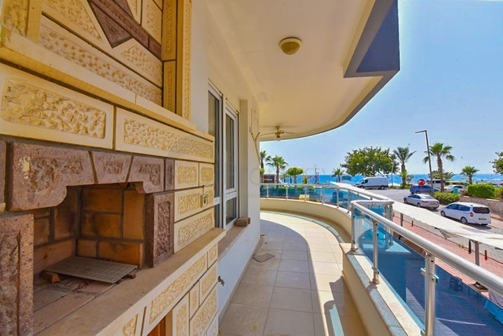 Geräumige 4+1-Wohnung an der ersten Küste in der Nähe von Oba