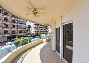 Geräumige 4+1-Wohnung an der ersten Küste in der Nähe von Oba