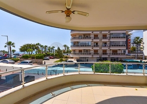 Geräumige 4+1-Wohnung an der ersten Küste in der Nähe von Oba