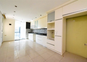 Geräumige 4+1-Wohnung an der ersten Küste in der Nähe von Oba