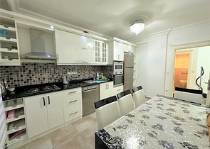 2+1 Apartment mit separater Küche im Zentrum von Alanya
