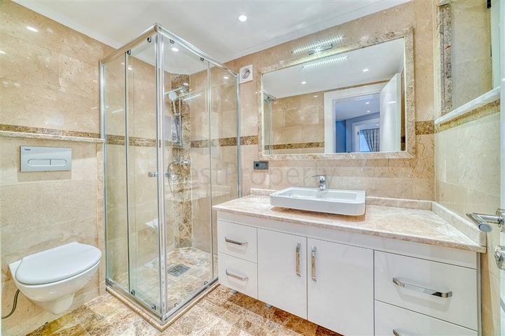 Villa 5+1 800 m vom Strand entfernt mit Panoramablick auf das Meer und die Berge