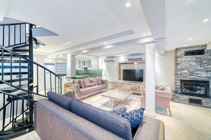 Villa 5+1 800 m vom Strand entfernt mit Panoramablick auf das Meer und die Berge