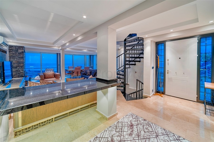 Villa 5+1 800 m vom Strand entfernt mit Panoramablick auf das Meer und die Berge