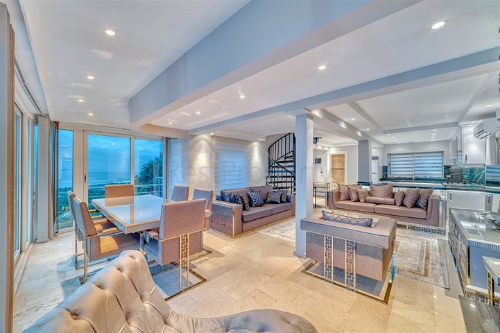 Villa 5+1 800 m vom Strand entfernt mit Panoramablick auf das Meer und die Berge