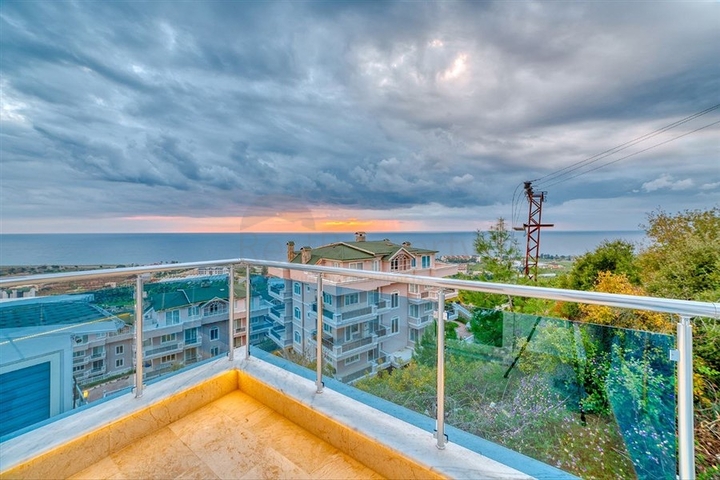 Villa 5+1 800 m vom Strand entfernt mit Panoramablick auf das Meer und die Berge