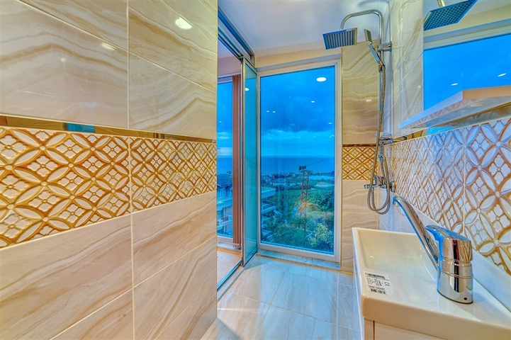 Villa 5+1 800 m vom Strand entfernt mit Panoramablick auf das Meer und die Berge