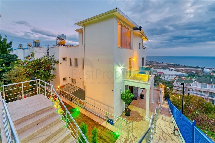 Villa 5+1 800 m vom Strand entfernt mit Panoramablick auf das Meer und die Berge