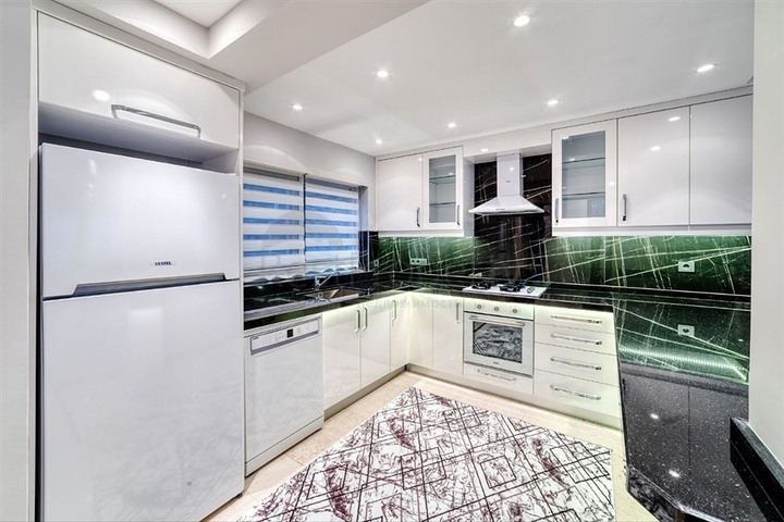 Villa 5+1 800 m vom Strand entfernt mit Panoramablick auf das Meer und die Berge