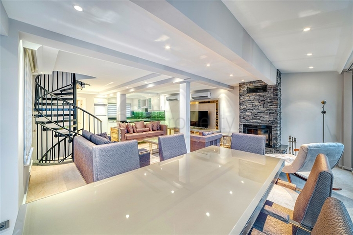 Villa 5+1 800 m vom Strand entfernt mit Panoramablick auf das Meer und die Berge