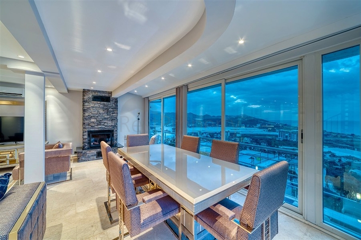 Villa 5+1 800 m vom Strand entfernt mit Panoramablick auf das Meer und die Berge