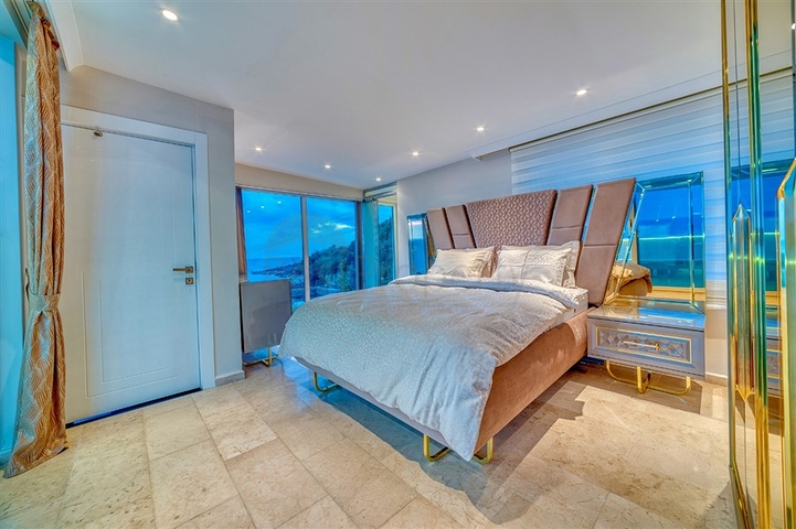 Villa 5+1 800 m vom Strand entfernt mit Panoramablick auf das Meer und die Berge