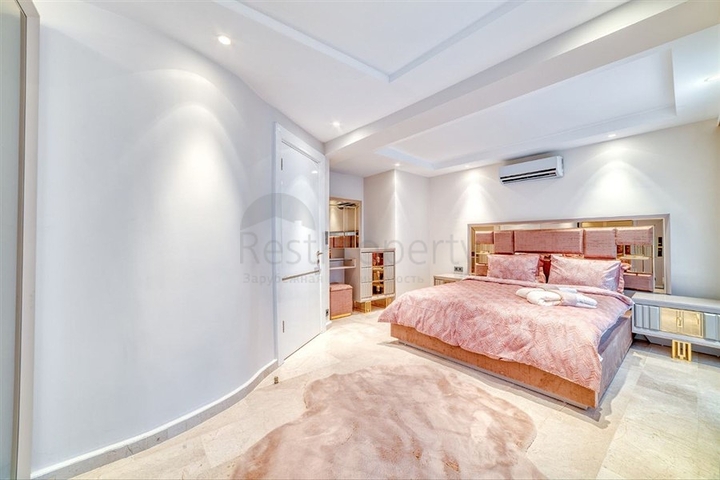 Villa 5+1 800 m vom Strand entfernt mit Panoramablick auf das Meer und die Berge