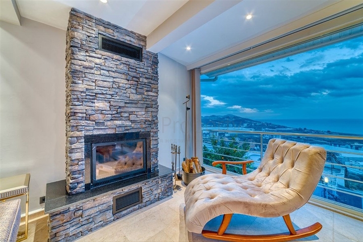 Villa 5+1 800 m vom Strand entfernt mit Panoramablick auf das Meer und die Berge