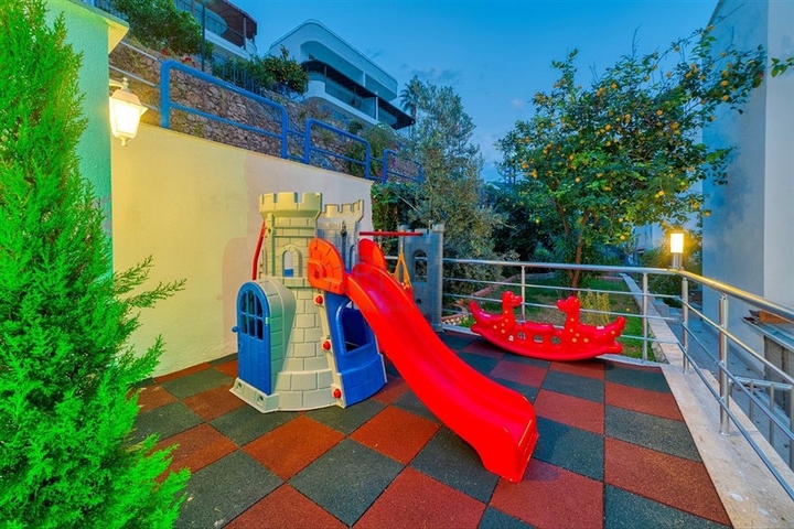 Villa 5+1 800 m vom Strand entfernt mit Panoramablick auf das Meer und die Berge