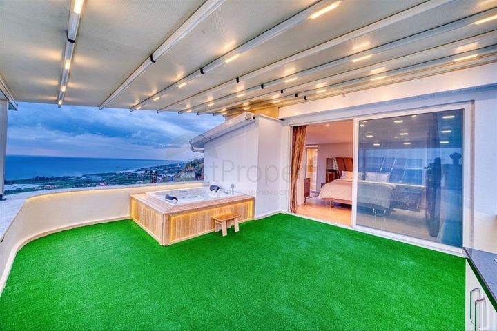 Villa 5+1 800 m vom Strand entfernt mit Panoramablick auf das Meer und die Berge