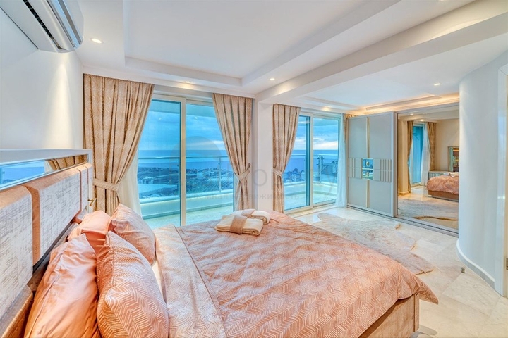 Villa 5+1 800 m vom Strand entfernt mit Panoramablick auf das Meer und die Berge