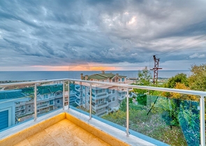 Villa 5+1 800 m vom Strand entfernt mit Panoramablick auf das Meer und die Berge