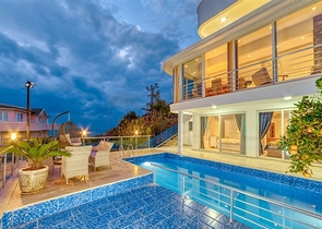 Villa 5+1 800 m vom Strand entfernt mit Panoramablick auf das Meer und die Berge