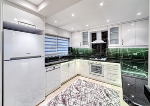 Villa 5+1 800 m vom Strand entfernt mit Panoramablick auf das Meer und die Berge