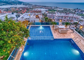 Villa 5+1 800 m vom Strand entfernt mit Panoramablick auf das Meer und die Berge