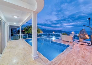 Villa 5+1 800 m vom Strand entfernt mit Panoramablick auf das Meer und die Berge