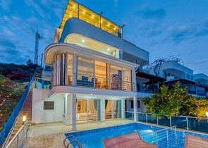 Villa 5+1 800 m vom Strand entfernt mit Panoramablick auf das Meer und die Berge