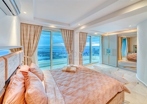 Villa 5+1 800 m vom Strand entfernt mit Panoramablick auf das Meer und die Berge