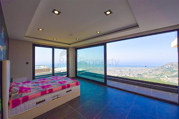 4+2 Villa mit Pool und Blick auf das Mittelmeer