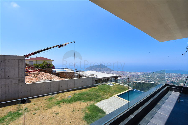 4+2 Villa mit Pool und Blick auf das Mittelmeer