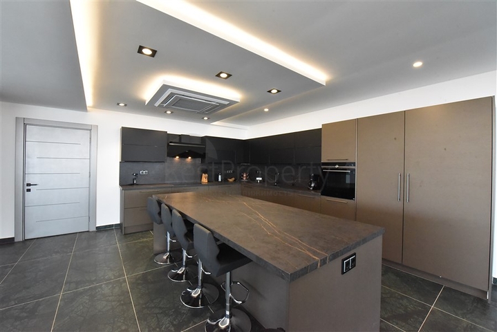 4+2 Villa mit Pool und Blick auf das Mittelmeer