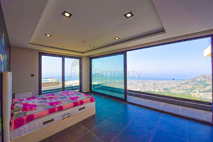 4+2 Villa mit Pool und Blick auf das Mittelmeer