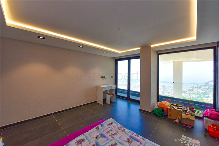 4+2 Villa mit Pool und Blick auf das Mittelmeer