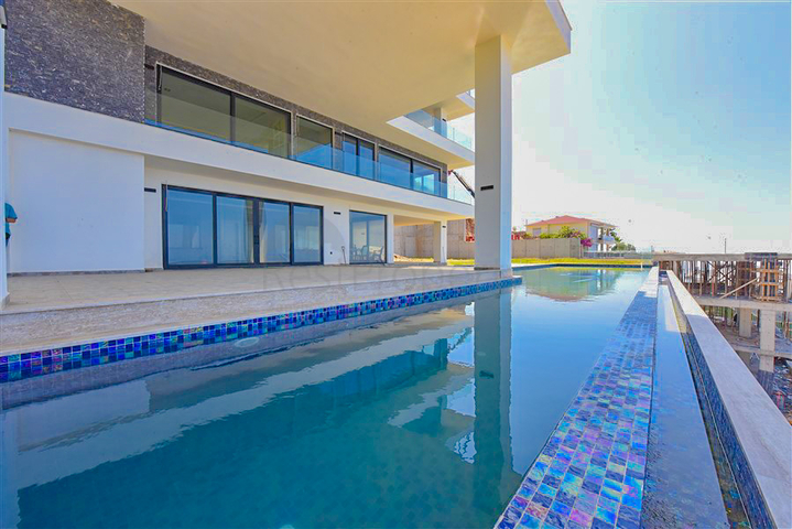 4+2 Villa mit Pool und Blick auf das Mittelmeer