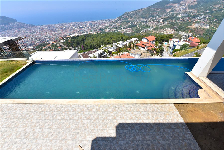 4+2 Villa mit Pool und Blick auf das Mittelmeer
