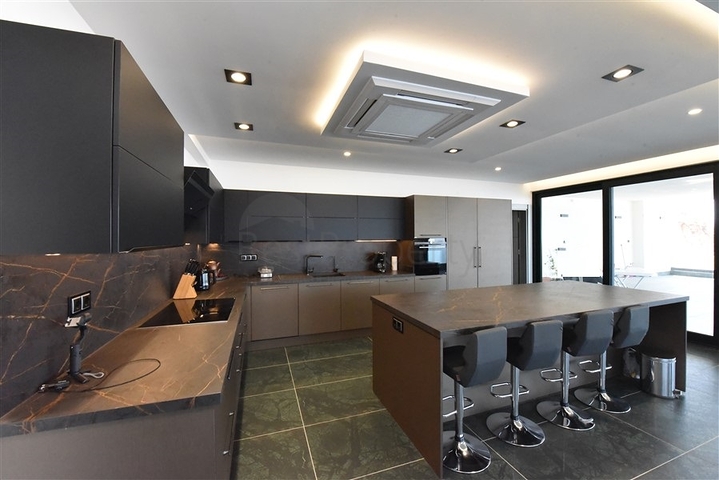 4+2 Villa mit Pool und Blick auf das Mittelmeer