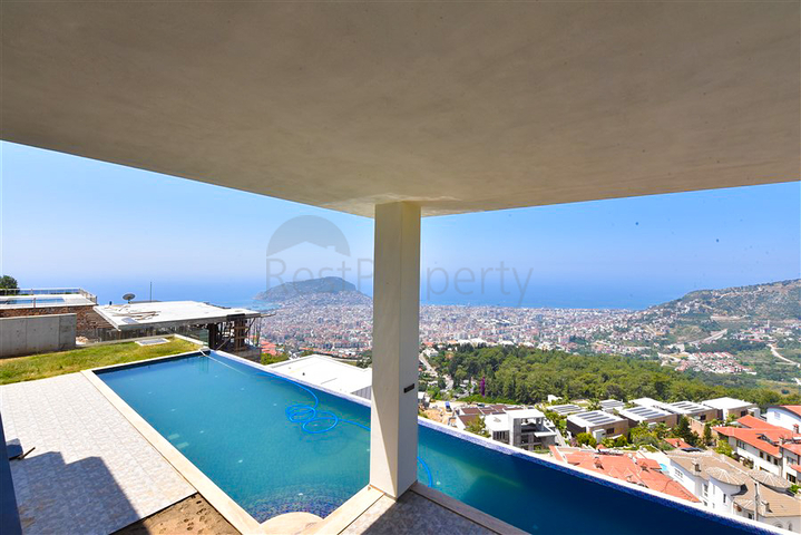 4+2 Villa mit Pool und Blick auf das Mittelmeer