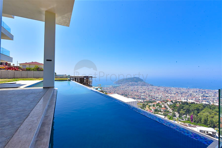 4+2 Villa mit Pool und Blick auf das Mittelmeer